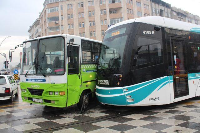 Tramvay halk otobüsü ile çarpıştı