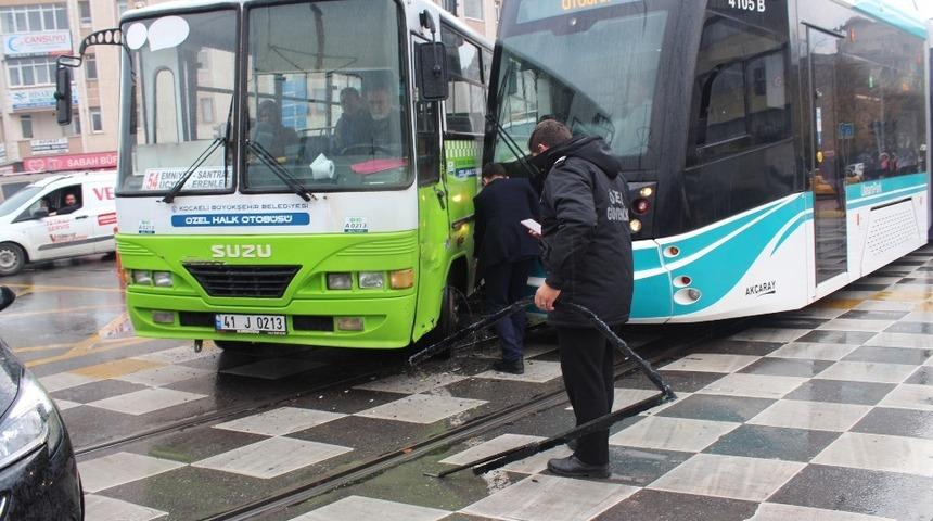 Tramvay halk otob&uuml;s&uuml; ile &ccedil;arpıştı