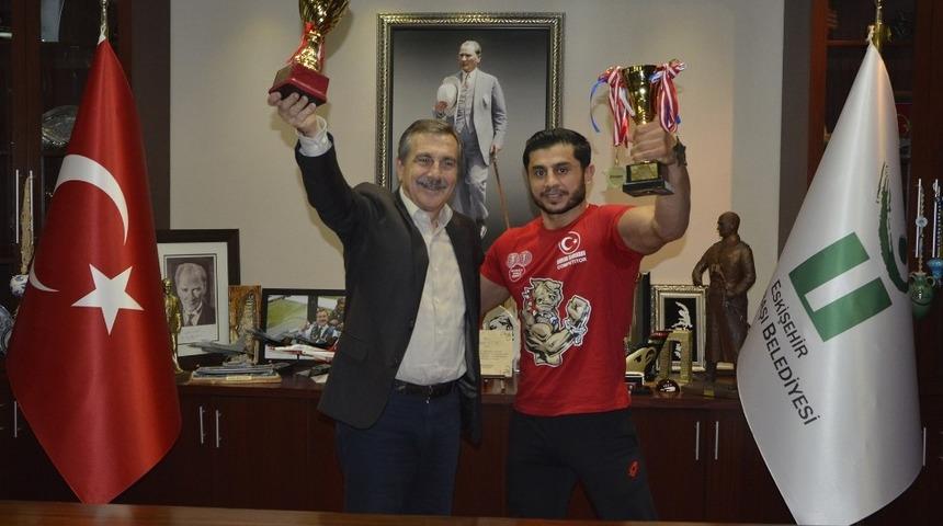 Kazandığı kupaları Başkan Ata&ccedil;&rsquo;a getirdi