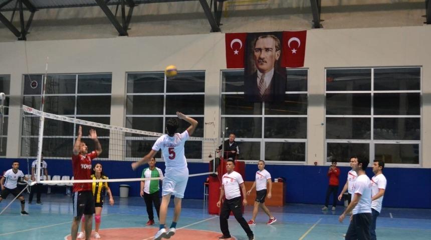 Voleybol turnuvasında şampiyon İl&ccedil;e Milli Eğitim oldu