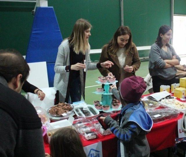 Çocuklar kullanmadığı oyuncakları birbirine sattı