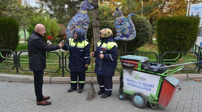 Kadın çalışanlara şiddetle mücadele için karanfil dağıtıldı