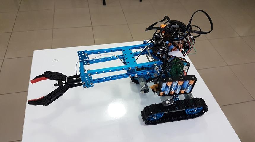 Niğde'de iki öğrenci tasarladı: Kas hareketleriyle kontrol edilen bomba imha robotu