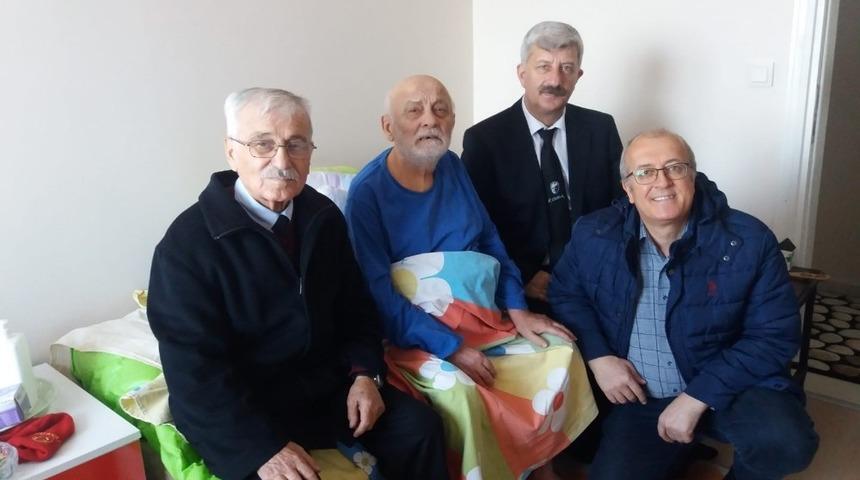 Emekli öğretmenlere anlamlı ziyaret