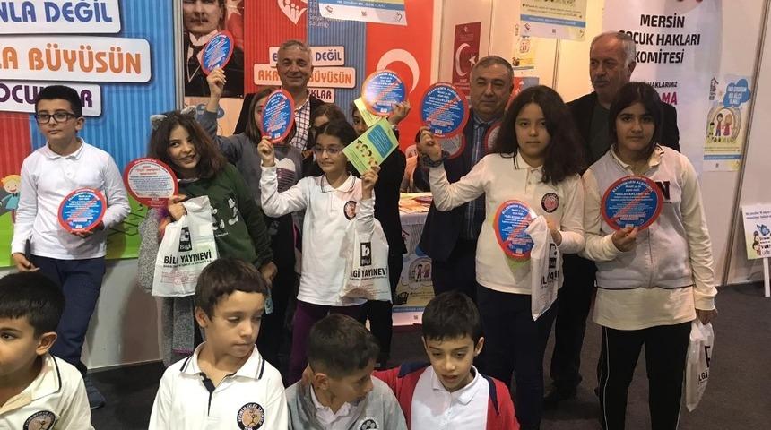 Kitap Fuarında &ccedil;ocuk komitesi standı