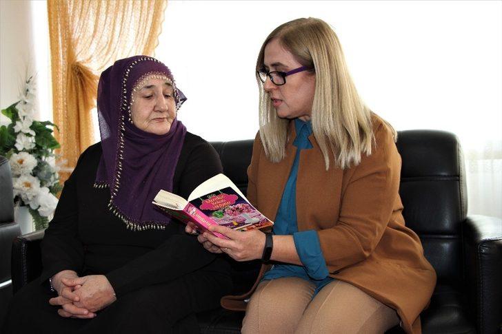 Öğretmenler, huzurevi sakinlerine kitap okudu G2