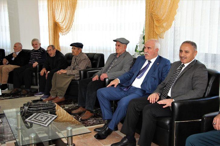 Öğretmenler, huzurevi sakinlerine kitap okudu G3