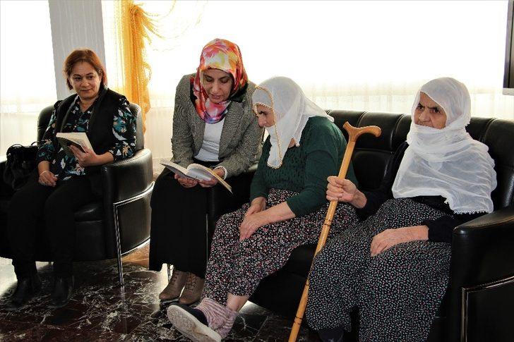 Öğretmenler, huzurevi sakinlerine kitap okudu G4