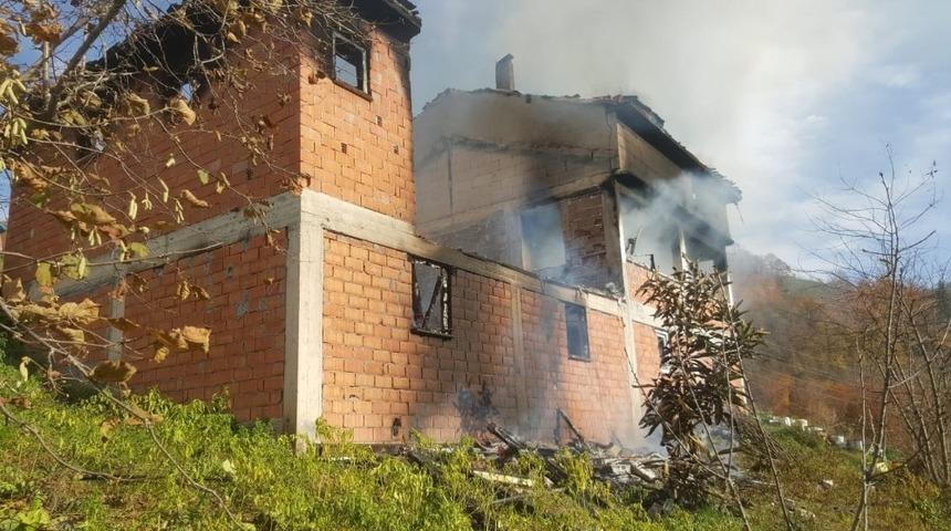 Tek katlı ev yangında kullanılamaz hale geldi