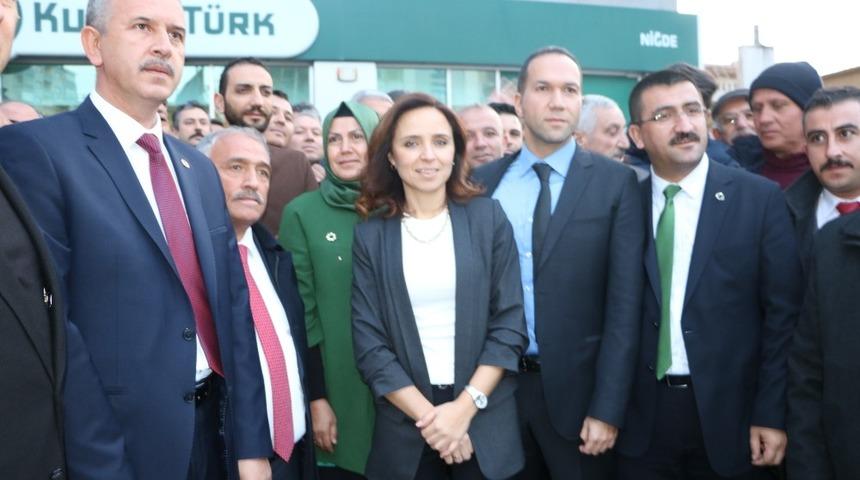 AK Parti Niğde Belediye Başkanı adayı &Ouml;zdemir&rsquo;e coşkulu karşılama