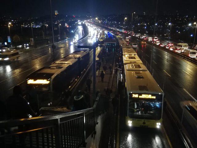 Ayvansaray da metrob&uuml;s arızası: Zincirlikuyu y&ouml;n&uuml;nde  seferler 15 dakika durdu 1