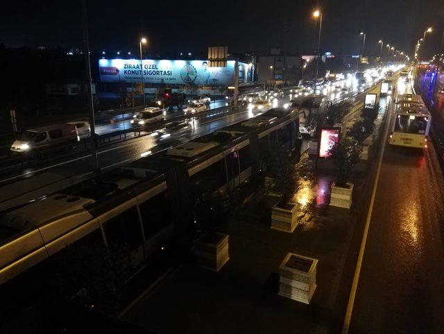 Ayvansaray da metrob&uuml;s arızası: Zincirlikuyu y&ouml;n&uuml;nde  seferler 15 dakika durdu 2