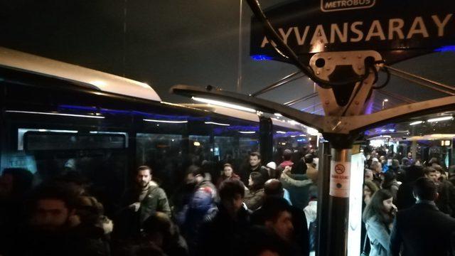 Ayvansaray'da metrobüs arızası: Zincirlikuyu yönünde  seferler 15 dakika durdu
