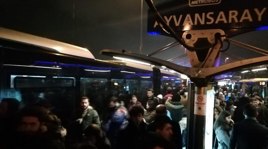 Ayvansaray'da metrob&uuml;s arızası: Zincirlikuyu y&ouml;n&uuml;nde  seferler 15 dakika durdu