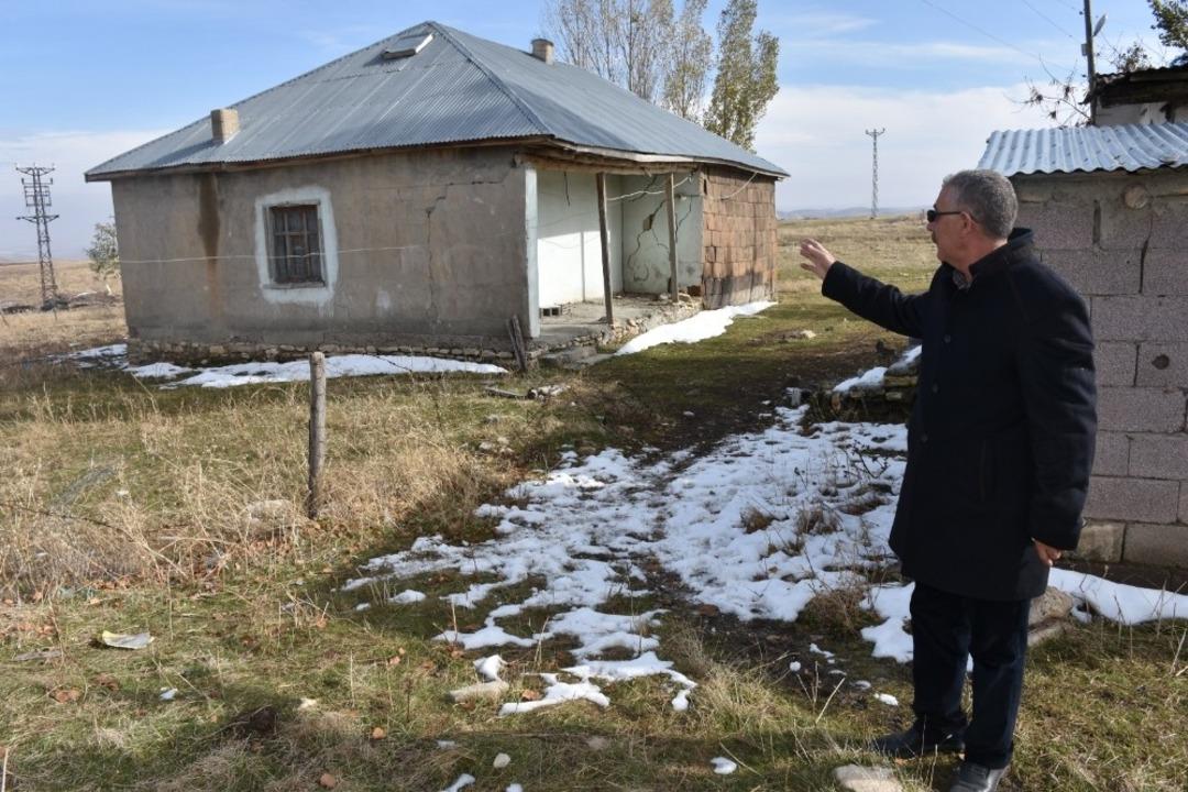 Evlerdeki &ccedil;atlaklar korkutuyor