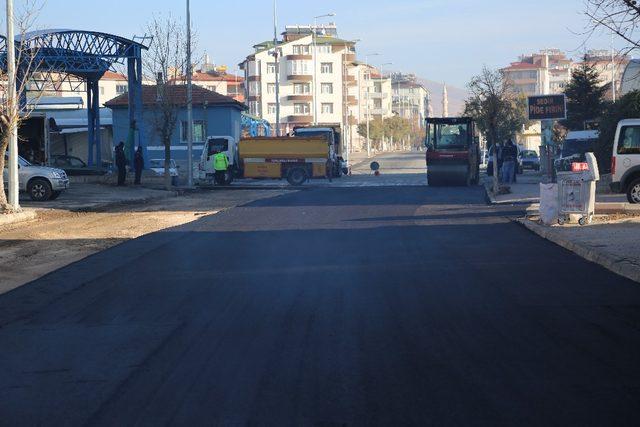 Sanayi caddesi ve pazar yolunda sıcak asfalt çalışmaları devam ediyor