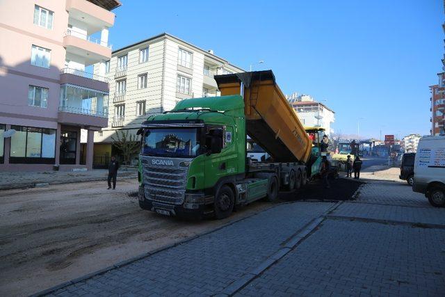 Sanayi caddesi ve pazar yolunda sıcak asfalt çalışmaları devam ediyor