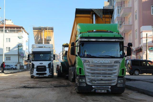 Sanayi caddesi ve pazar yolunda sıcak asfalt çalışmaları devam ediyor