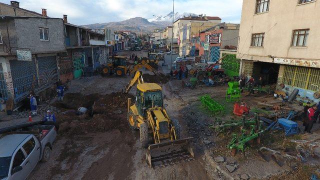 Sanayi caddesi ve pazar yolunda sıcak asfalt çalışmaları devam ediyor