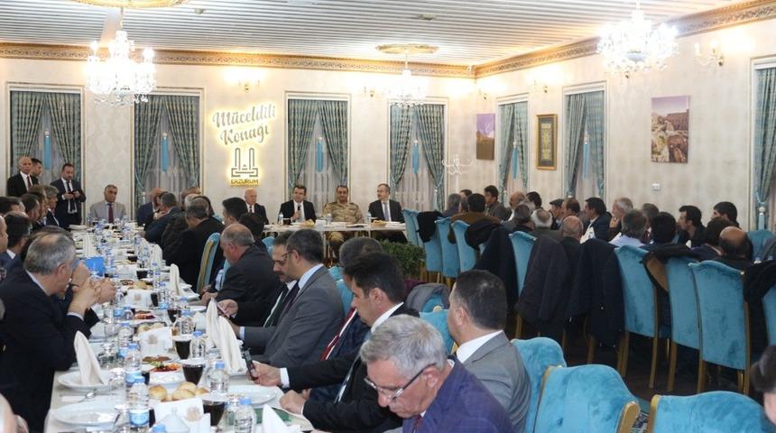 Vali Okay Memiş muhtarları dinledi