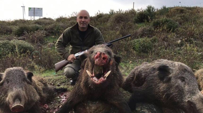 Erdekli avcılar dev domuzları avladı