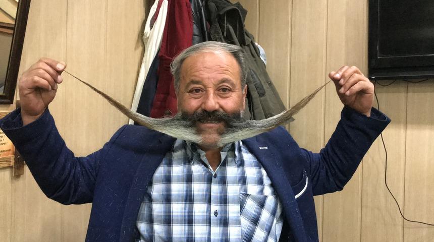 1 metrelik bıyıkları ile Guinness Rekorlar Kitabı'na aday