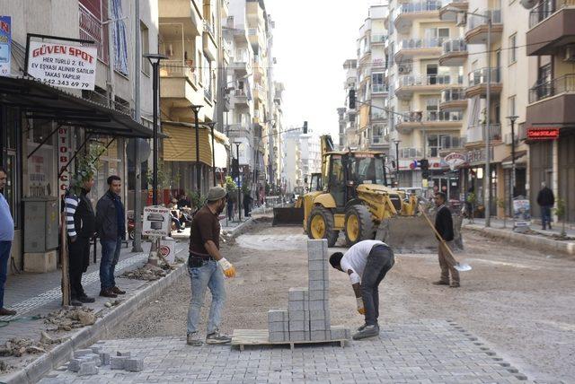 Koçarlı yolu modern bir görünüme kavuşuyor