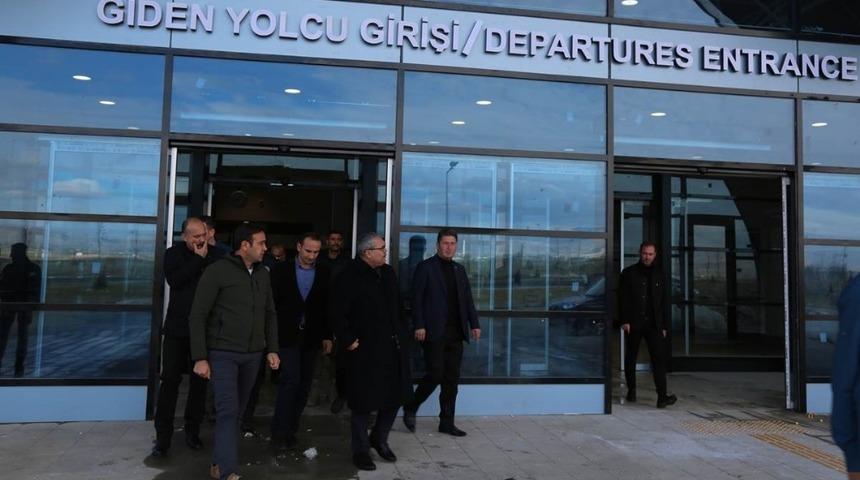 Vali G&uuml;nd&uuml;z&ouml;z, havaalanı terminalini inceledi