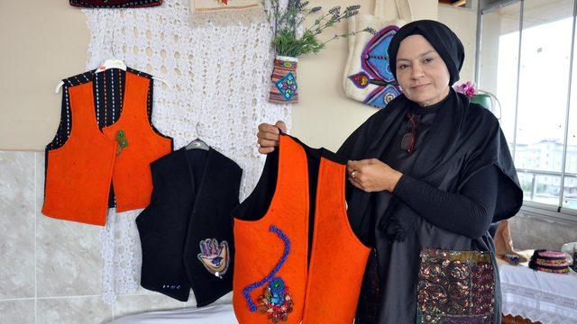 Geleneksel keçe sanatını evinin terasında yaşatıyor