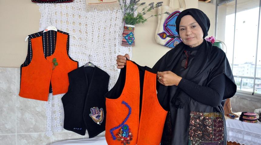 Geleneksel ke&ccedil;e sanatını evinin terasında yaşatıyor