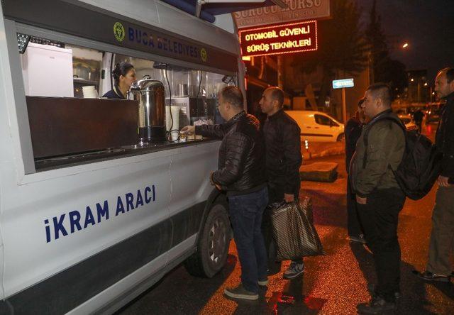 Buca’da erken saatlerde yola çıkanlara çorba ikramı