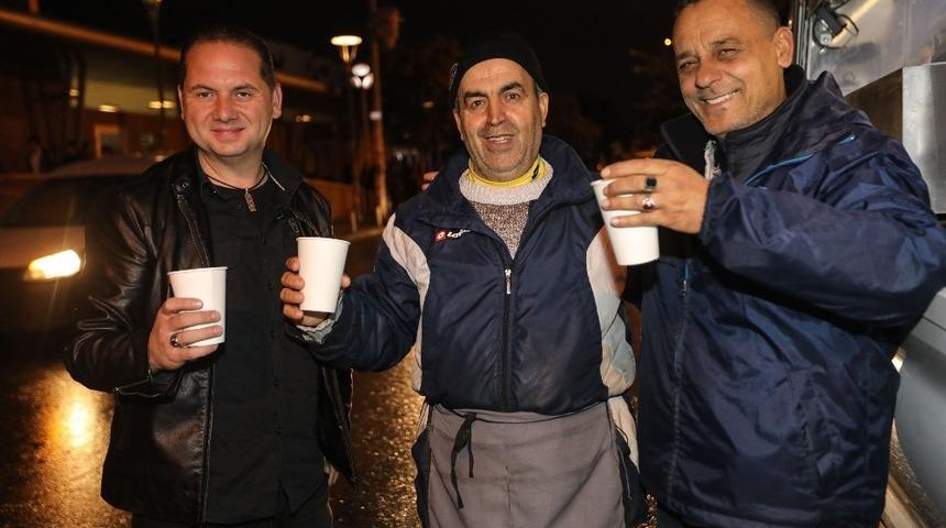 Buca&rsquo;da erken saatlerde yola &ccedil;ıkanlara &ccedil;orba ikramı