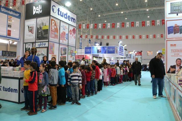 Öğrenciler kitap fuarına yoğun ilgi gösterdi