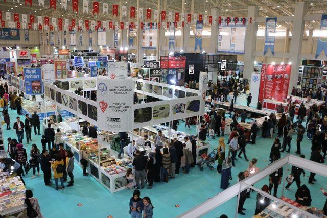 Öğrenciler kitap fuarına yoğun ilgi gösterdi