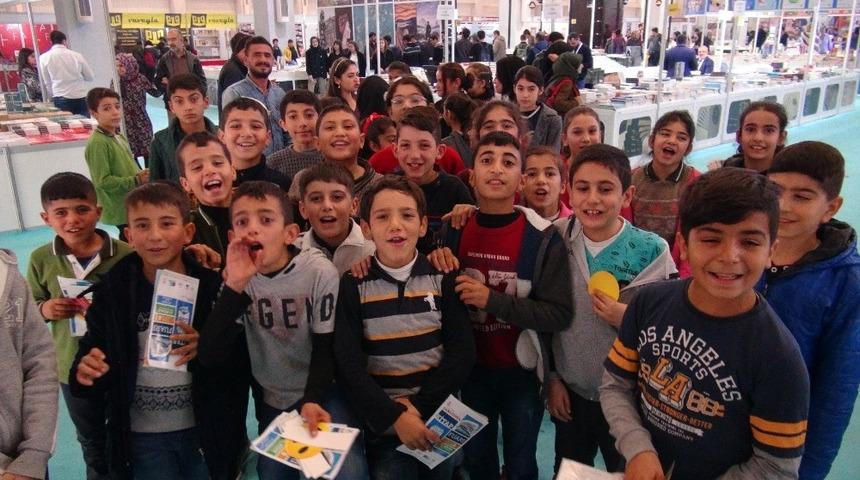 &Ouml;ğrenciler kitap fuarına yoğun ilgi g&ouml;sterdi