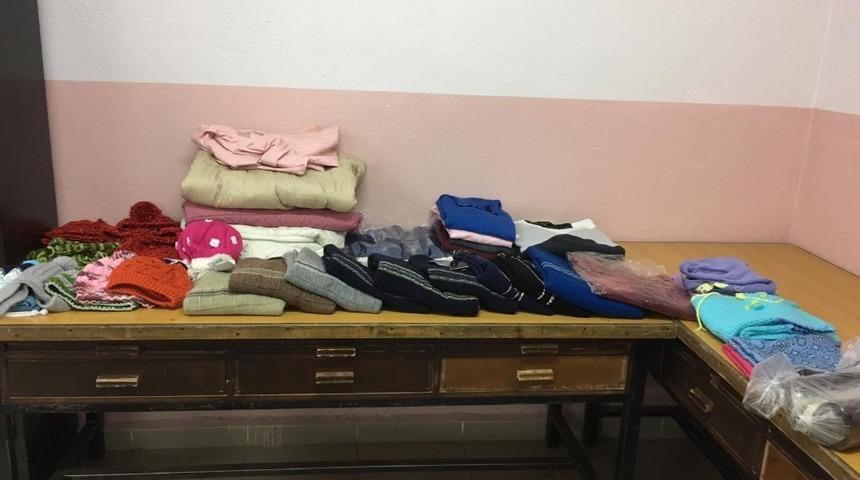 &Ouml;ğrenci kardeşlerinin eğitimi i&ccedil;in kazak atkı ve bere &ouml;rd&uuml;ler