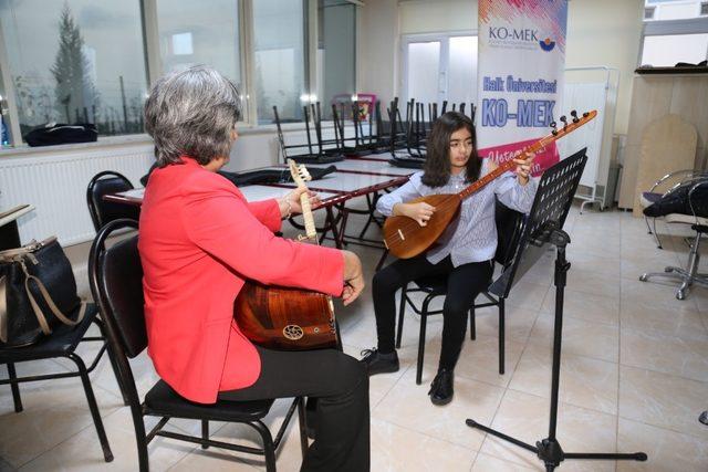 Anneanne ve torunu KO-MEK’te bağlama çalıyor