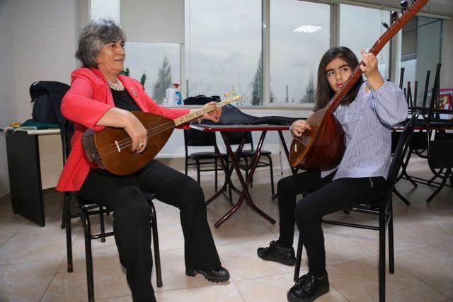 Anneanne ve torunu KO-MEK’te bağlama çalıyor