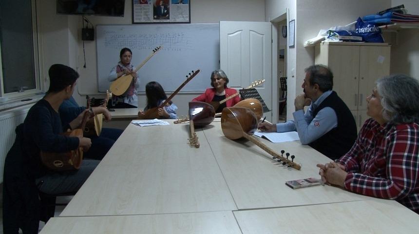 Anneanne ve torunu KO-MEK&rsquo;te bağlama &ccedil;alıyor