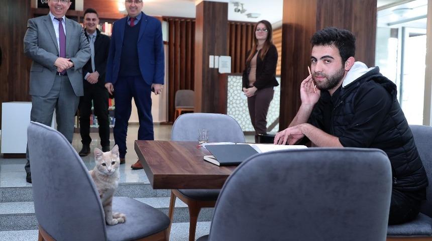 Millet Kıraathanesi&rsquo;nde &lsquo;sevimli&rsquo; misafir