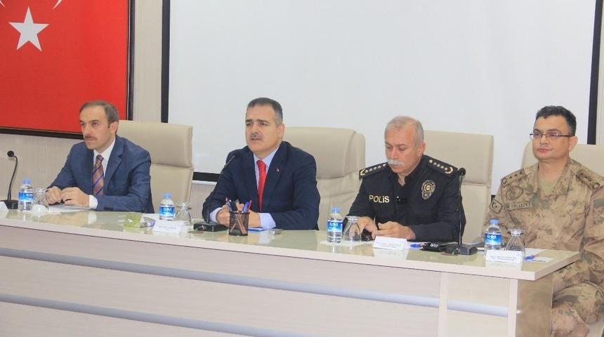 Vali Akbıyık, muhtarlarla bir araya geldi