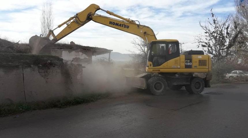 Ereğli&rsquo;de metruk binalar yıkılıyor