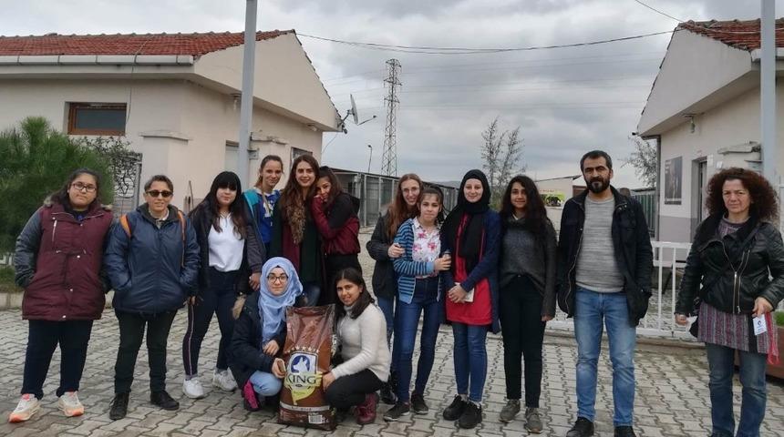 Liselilerden hayvan barınağına mama desteği