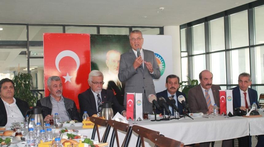 Tarhan: "&Uuml;&ccedil; merkezli bir şehir oluşturuyoruz"