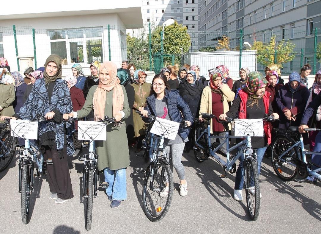 &Uuml;niversiteli kız &ouml;ğrencilerden farkındalık etkinliği