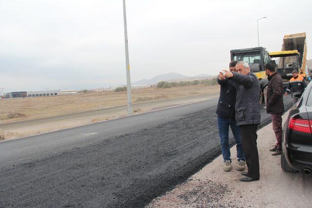 İncesu’da Örenşehir TOKİ Yolu Sıcak Asfalt Çalışması Devam Ediyor