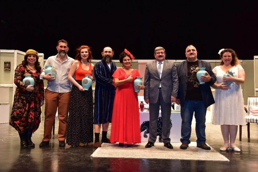 10 bini aşkın tiyatrosever tiyatro oyunları ile buluştu