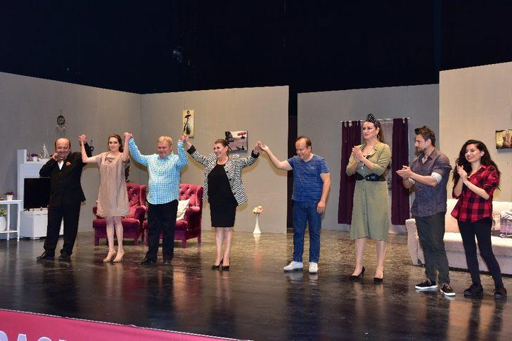 10 bini aşkın tiyatrosever tiyatro oyunları ile buluştu G2