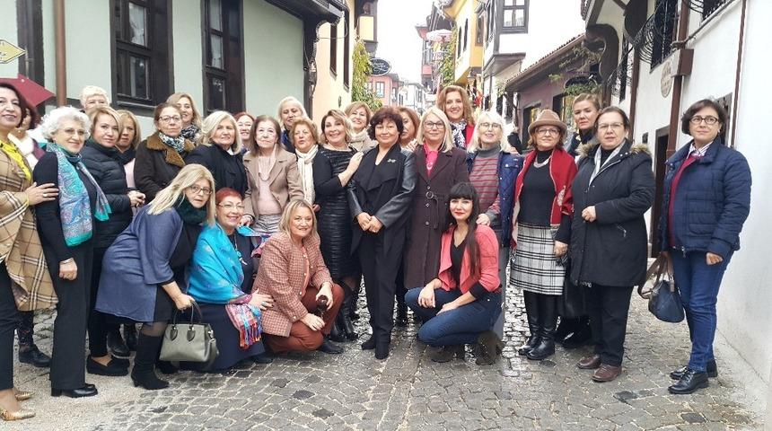 Dernek emektarlarına plaket