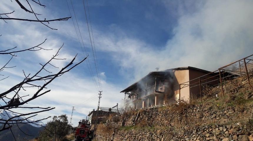 Yayla evi, yangında kullanılamaz hale geldi